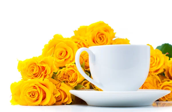 Roses and white coffee cup — Stock Photo, Image