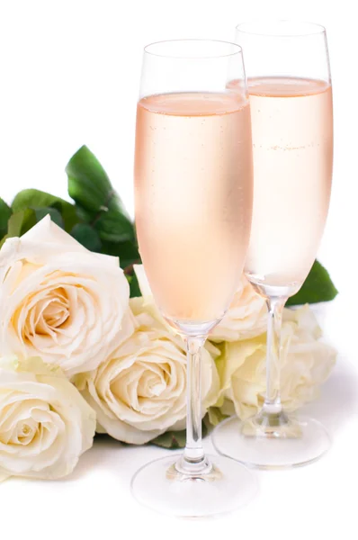 Холодне шампанське і букет з троянд — стокове фото