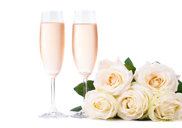 Cold champagne and a bouquet of roses — Stock Photo, Image