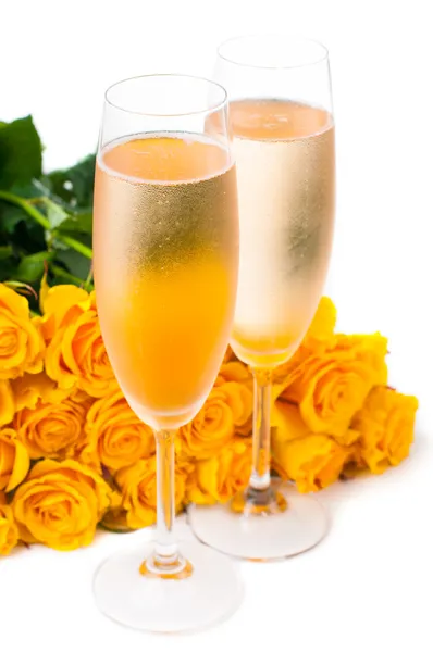 Champagne och en stor bukett rosor — Stockfoto