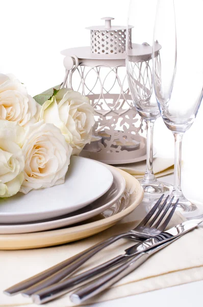 베이지색 장미와 테이블 설정 — 스톡 사진