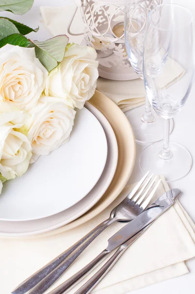 Table setting with beige roses — Stock Photo, Image