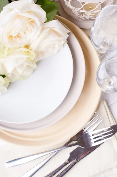 Configuração de mesa com rosas bege — Fotografia de Stock