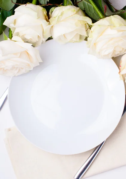ベージュ色のバラとテーブルの設定 — ストック写真