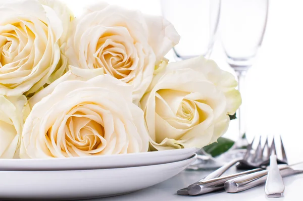 Cenário de mesa festiva com rosas Imagem De Stock