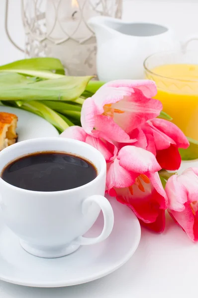 Elegantemente servita la colazione — Foto Stock