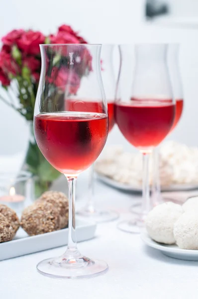 Glass of rose wine in the foreground — Stock Photo, Image