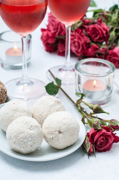 Bolos de coco, flores e vinho rosa — Fotografia de Stock