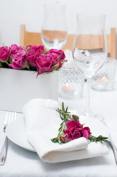 Ρύθμιση εορταστικό τραπέζι με ροζ τριαντάφυλλα — Φωτογραφία Αρχείου