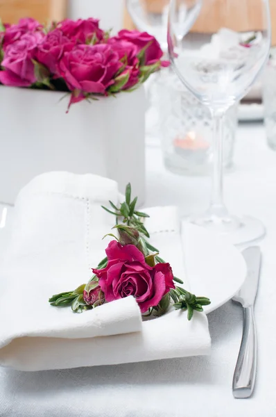 Feestelijke eettafel instelling met roze rozen — Stockfoto