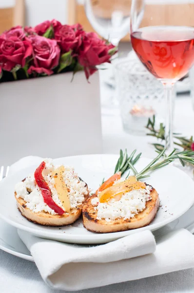 Aperitivo, tostadas con queso, pimienta y romero — Foto de Stock