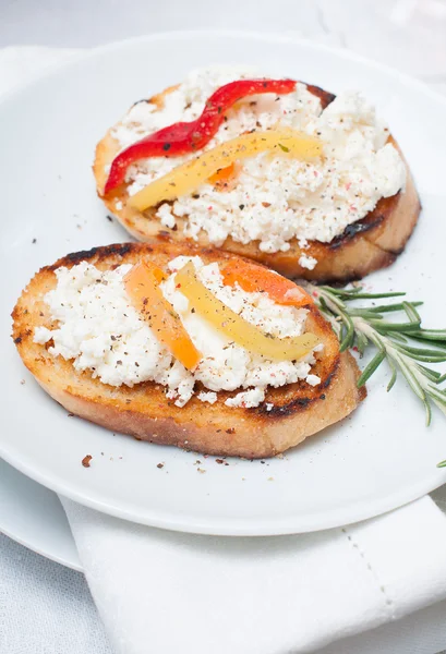 Iştah açıcı, peynir, biber ve biberiye ile tost — Stok fotoğraf