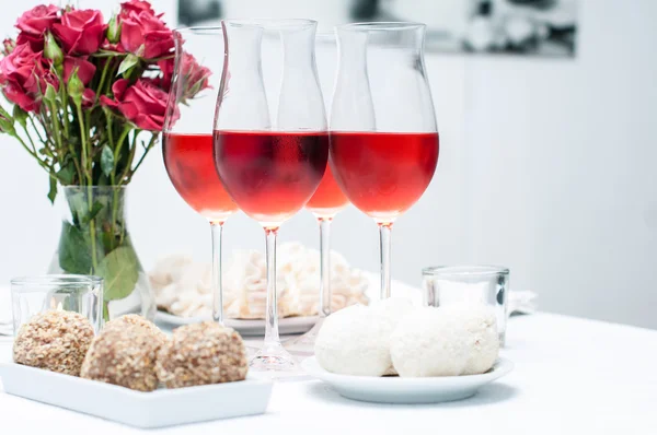 Rose wine in glasses, home party — Stock Photo, Image