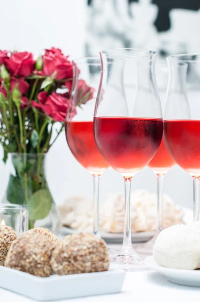 Rose wine in glasses, home party — Stock Photo, Image
