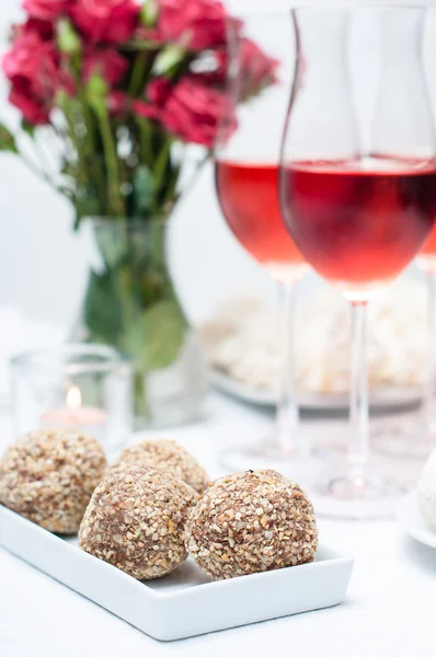 Pasteles de nuez y chocolate y vino rosa — Foto de Stock