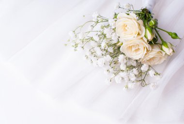 Beyaz bir tül üzerine beyaz güller