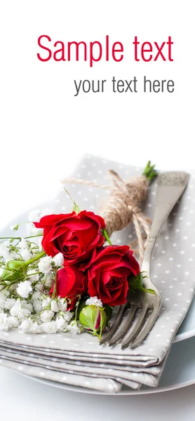 Apparecchiatura della tavola con rose rosse, tovaglioli e stoviglie vintage, rea — Foto Stock