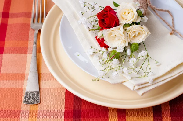 Ρύθμιση γιορτινό τραπέζι με λουλούδια και vintage πιατικά — Φωτογραφία Αρχείου