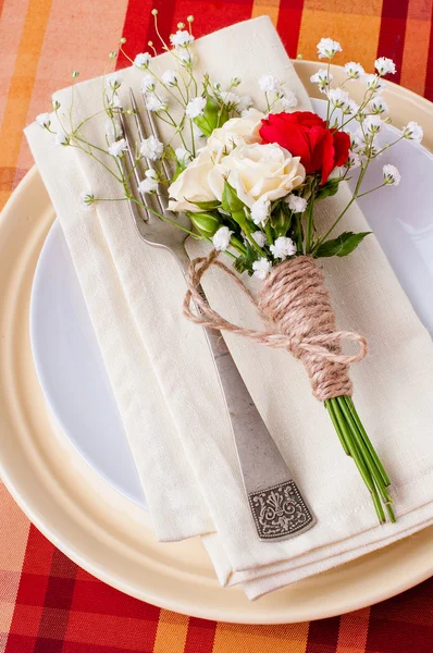 Table de fête avec fleurs et vaisselle vintage — Photo