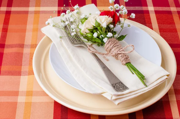 Festive table setting with flowers and vintage crockery — Stock Photo, Image