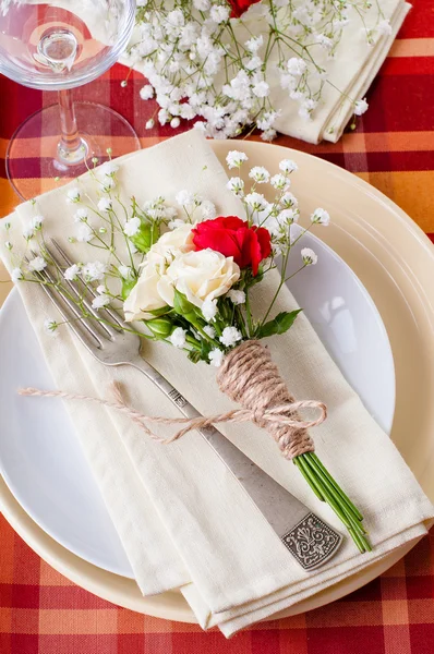 Ρύθμιση γιορτινό τραπέζι με λουλούδια και vintage πιατικά, κινηματογράφηση σε πρώτο πλάνο — Φωτογραφία Αρχείου