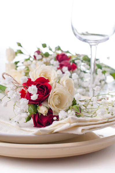Décor de table avec des roses aux couleurs vives et vaisselle vintage — Photo