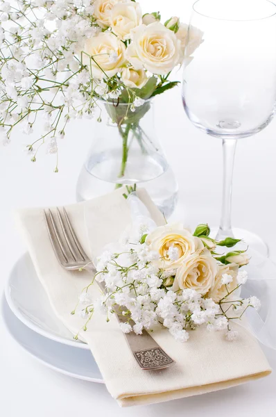 Configuração de mesa com rosas em cores brilhantes e louças vintage — Fotografia de Stock