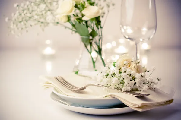 Tabulka nastavení s růží v jasných barvách a vintage nádobí — Stock fotografie