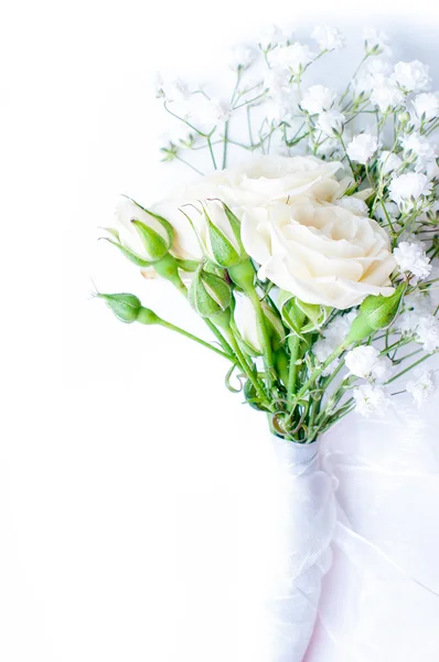 Witte rozen op een witte tulle — Stockfoto