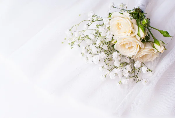 Białe róże na białego tiulu — Zdjęcie stockowe