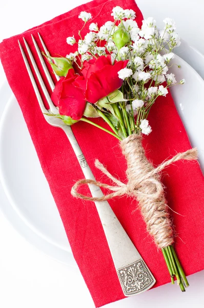 Mesa con rosas rojas, servilletas y vajilla vintage — Foto de Stock