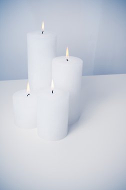 dört beyaz mumlar yanan