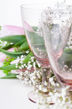 iki boş vintage gözlük ve çiçekler