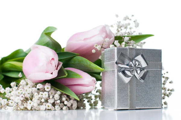 Tulpen en een doos van de gift — Stockfoto