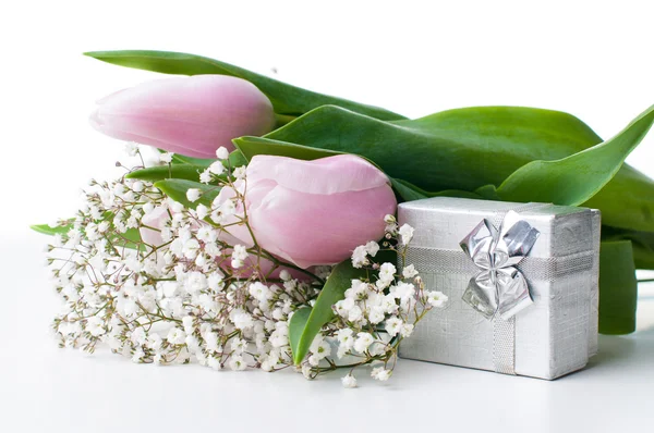 Tulipani e una scatola regalo — Foto Stock