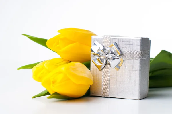 Tulips and a gift box — Stock Photo, Image
