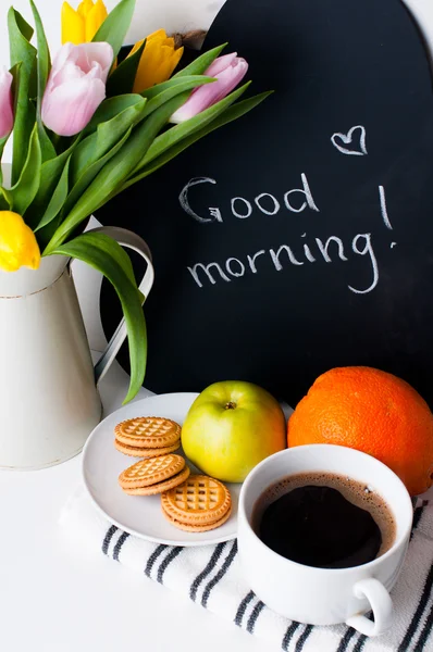 Lalele, cafeaua de dimineață, placa de fructe și cretă — Fotografie, imagine de stoc