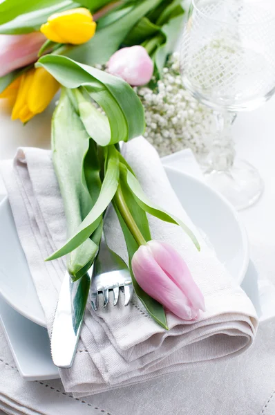 Сервировка стола с тюльпанами — стоковое фото