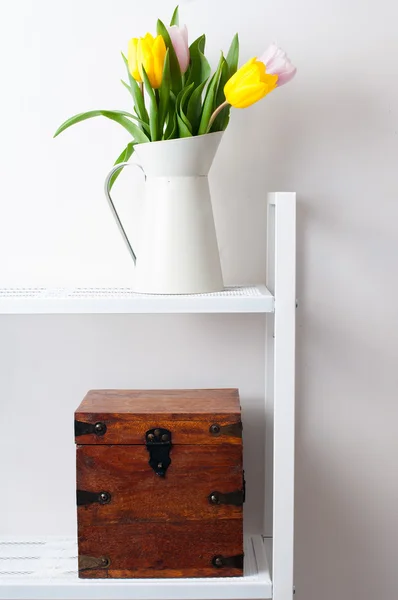 Decoración interior del hogar: un ramo de tulipanes y una caja — Foto de Stock