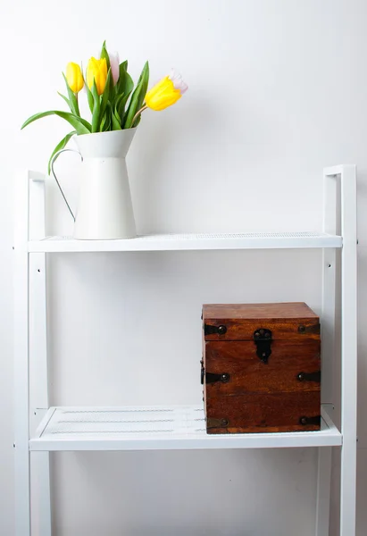 Décoration intérieure de la maison : un bouquet de tulipes et une boîte — Photo