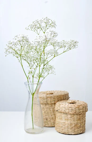 Ramo de flores e duas cestas fechadas — Fotografia de Stock