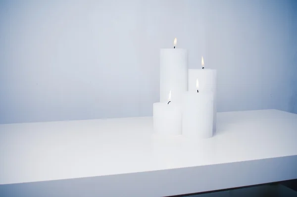 Čtyři bílé svíčky hořící — Stock fotografie