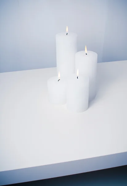Quatre bougies blanches qui brûlent — Photo