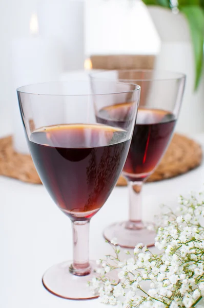 Two glasses of red wine — Stock Photo, Image