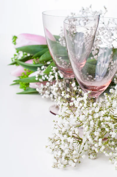 Två tomma vintage glas och blommor — Stockfoto