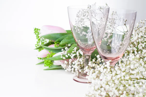 Deux verres vintage vides et des fleurs — Photo