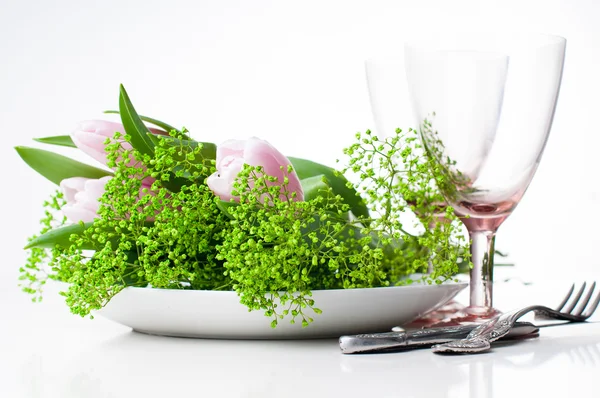Twee lege vintage glazen en bloemen — Stockfoto