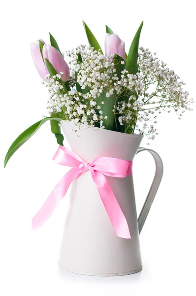 Růžové tulipány v bílém džbánu s mašlí — Stock fotografie