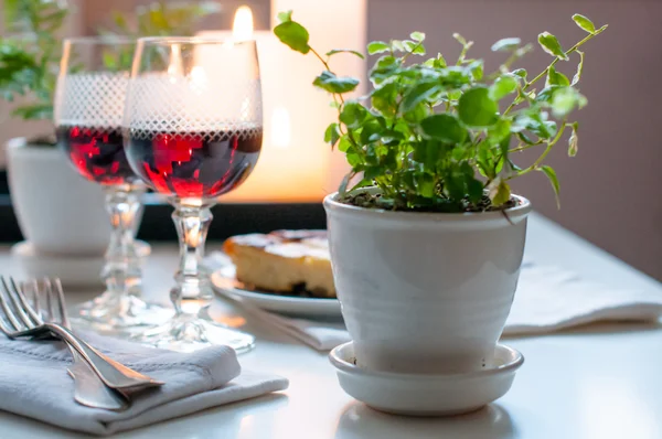 Zwei Jahrgangsgläser Rotwein — Stockfoto