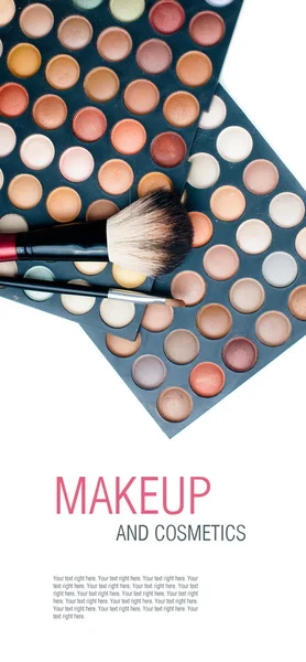 Eyeshadows, lippenstift, wimper krulspelden en make-up borstels — Stockfoto